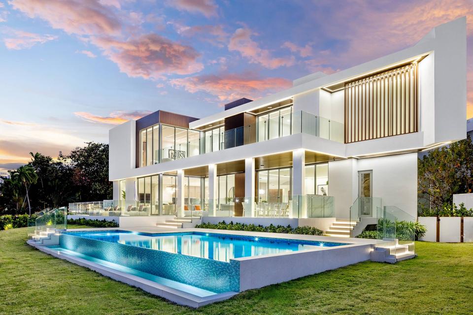 Villa Golden infinity pool and modern two-storey facade at sunset, Golden Isles, Hallandale Beach