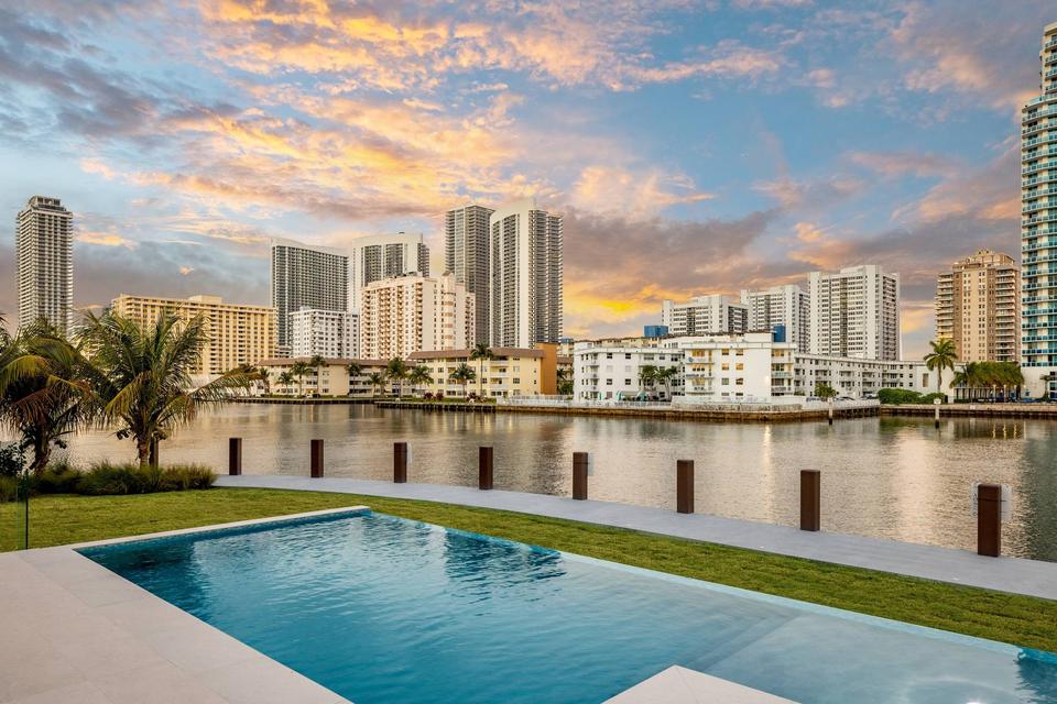 Villa Golden pool and Intracoastal skyline at sunset, Golden Isles, Hallandale Beach luxury rental