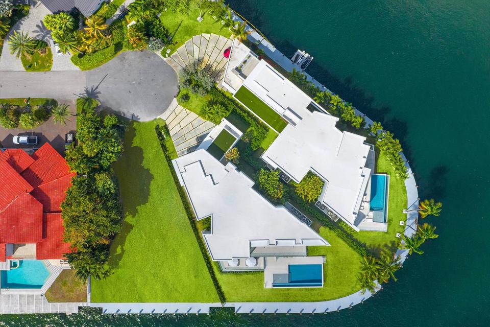 Villa Golden aerial view of the point lot, gardens and pool, Golden Isles, Hallandale Beach luxury rental