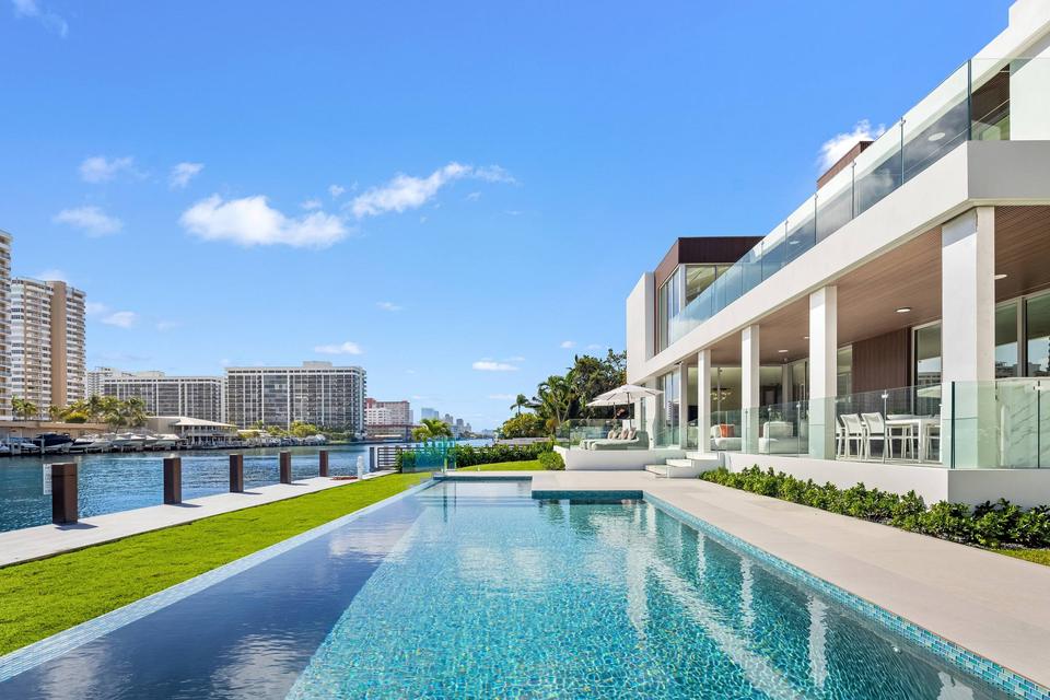 Villa Golden pool running toward the Intracoastal Waterway, Golden Isles, Hallandale Beach luxury rental