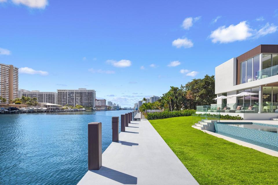 Villa Golden private dock and waterfront promenade, Golden Isles, Hallandale Beach luxury rental