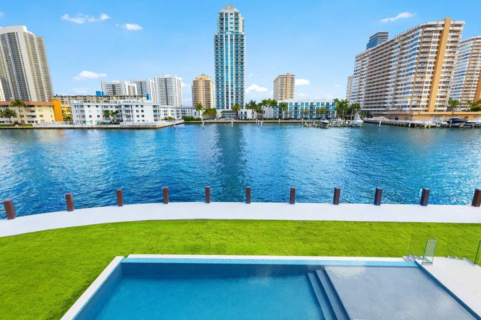 Villa Golden Intracoastal views over the pool and lawn, Golden Isles, Hallandale Beach luxury rental