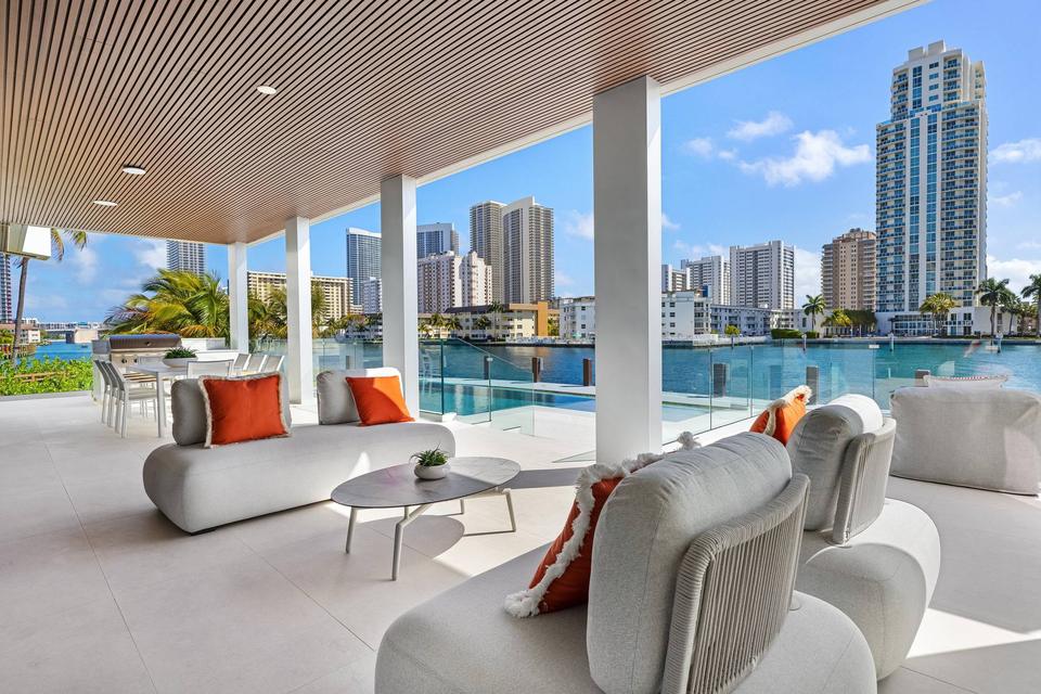 Villa Golden covered waterfront lounge with Intracoastal views, Golden Isles, Hallandale Beach luxury rental