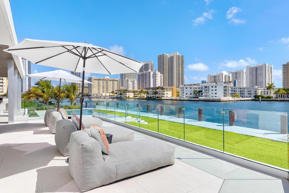 Villa Golden poolside loungers and umbrellas on the terrace, Golden Isles, Hallandale Beach luxury rental