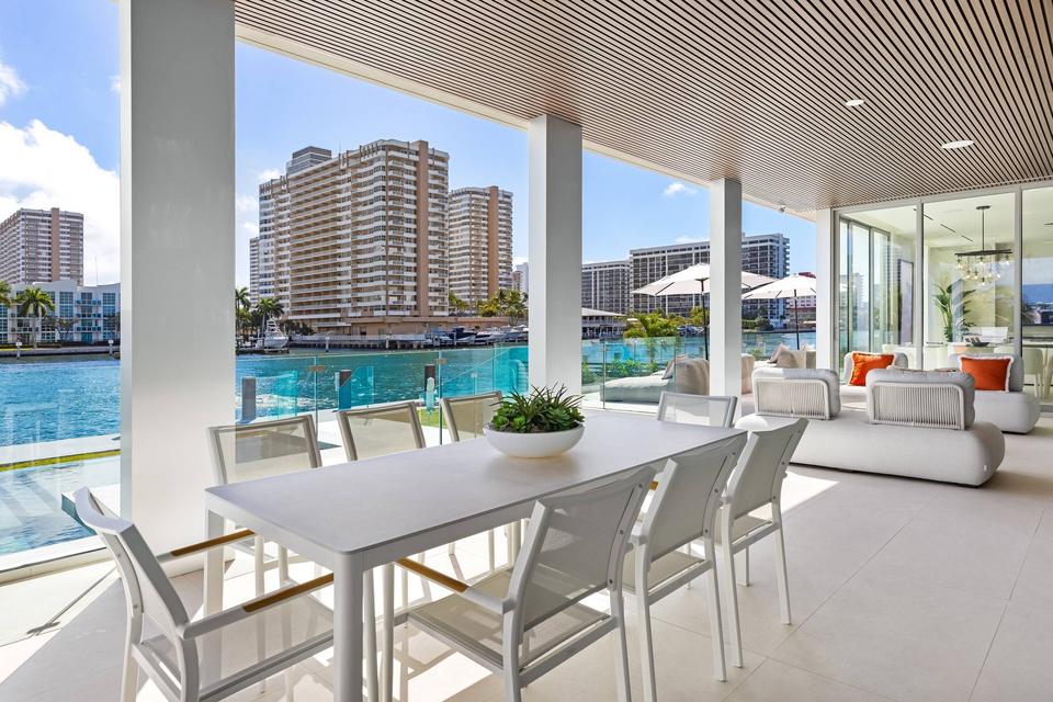 Villa Golden covered alfresco dining terrace by the water, Golden Isles, Hallandale Beach luxury rental