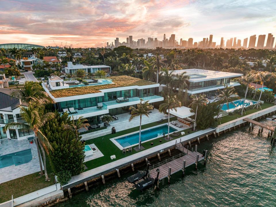 Aerial view of the Villa Lavoro dock and neighbouring waterfront homes, Miami Beach luxury rental