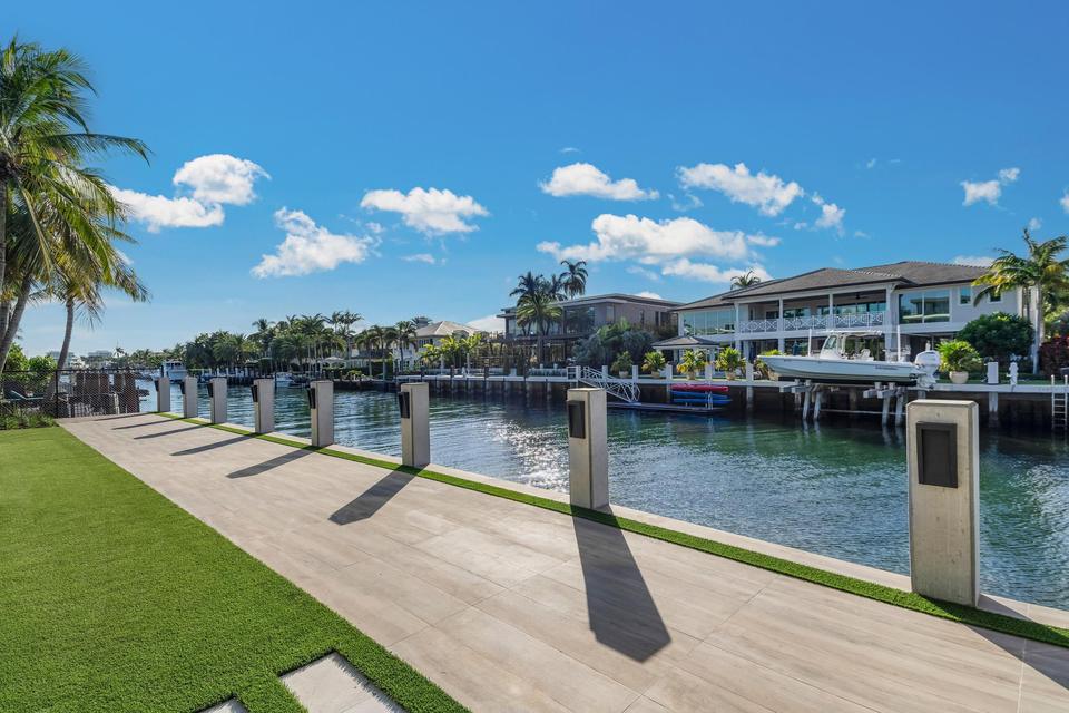 Deep-water dock on the Las Olas Isles canal, Villa Sia, Las Olas Isles, Fort Lauderdale luxury rental