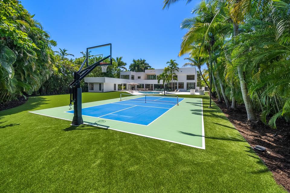 Villa Palma basketball court in the garden