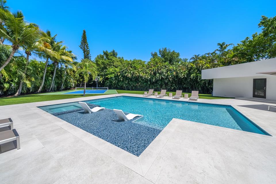 Villa Palma pool with sun shelf