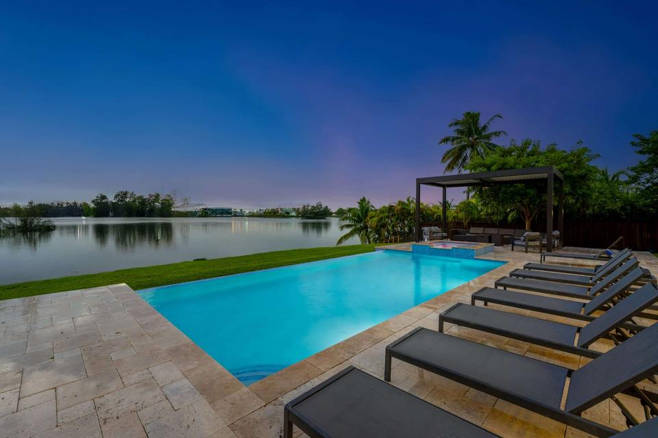 Villa Lago infinity pool on the lake