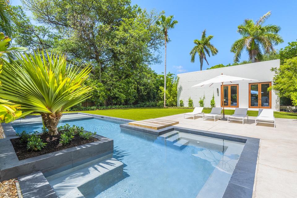 Villa Maroc pool framed by tropical planting