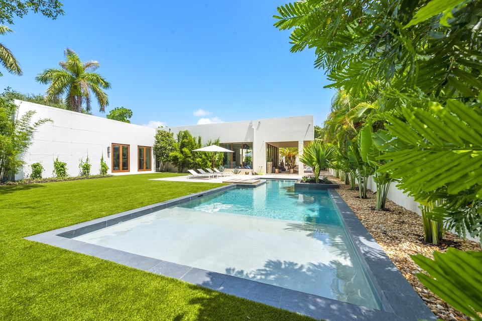Villa Maroc backyard pool and lawn