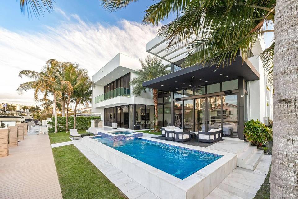 Pool deck, lawn and modern facade, Villa Estan, Eastern Shores, North Miami Beach luxury rental