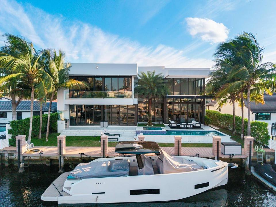Private dock with a day boat and the house behind, Villa Estan, Eastern Shores, North Miami Beach luxury rental