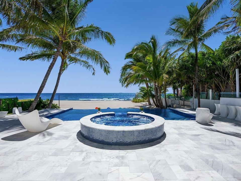 Infinity pool and jacuzzi facing the ocean, Beach Bungalow, Miami