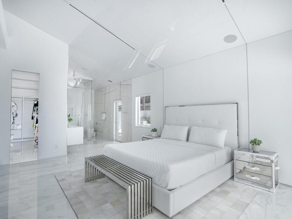 Guest bedroom with upholstered bench, Beach Bungalow, Miami