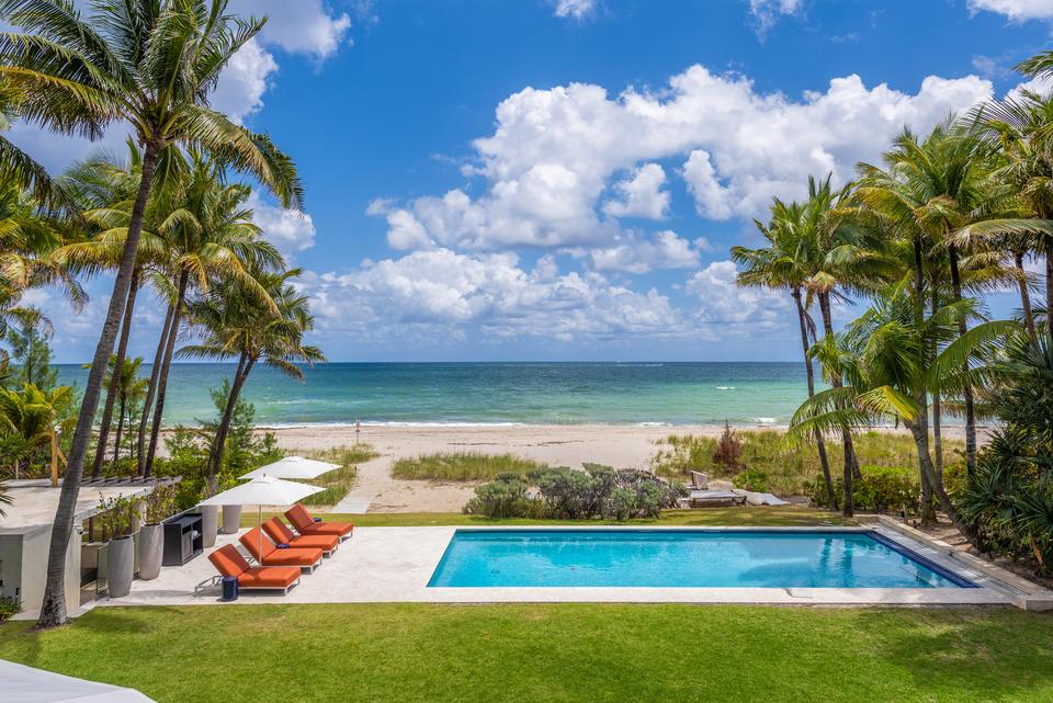 Piscina no gramado de frente para a praia e o mar, Villa Ocean, Miami