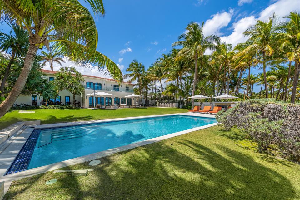 Pool and lawn in front of the estate, Villa Ocean, Miami