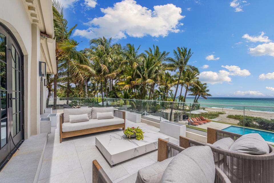 Upper terrace lounge overlooking the beach, Villa Ocean, Miami