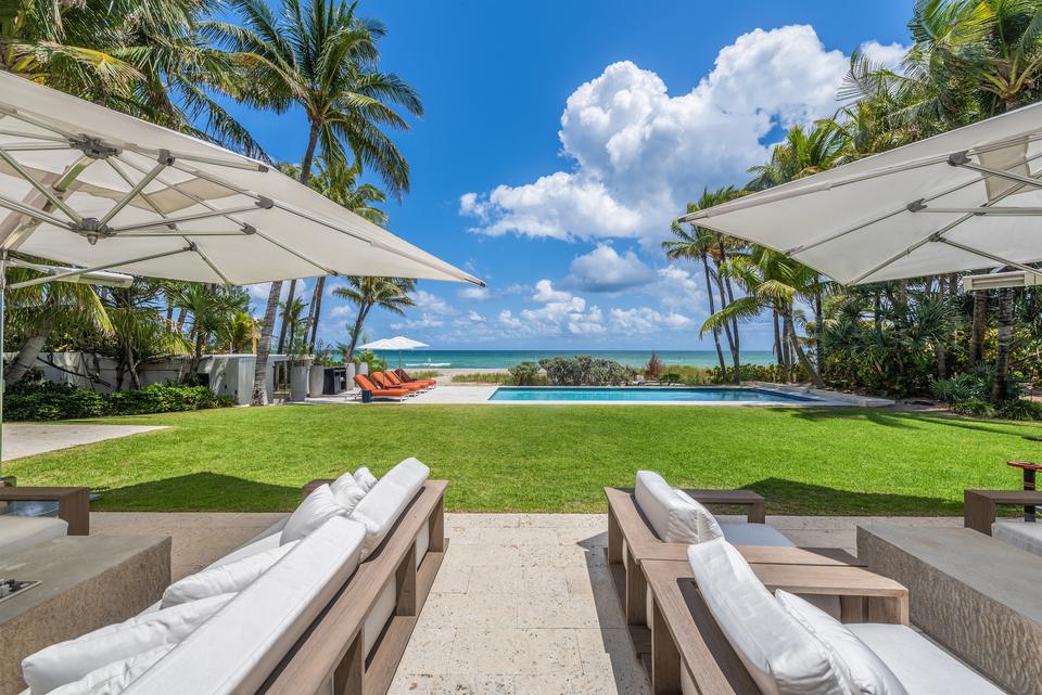 Lounge seating on the lawn under parasols, Villa Ocean, Miami