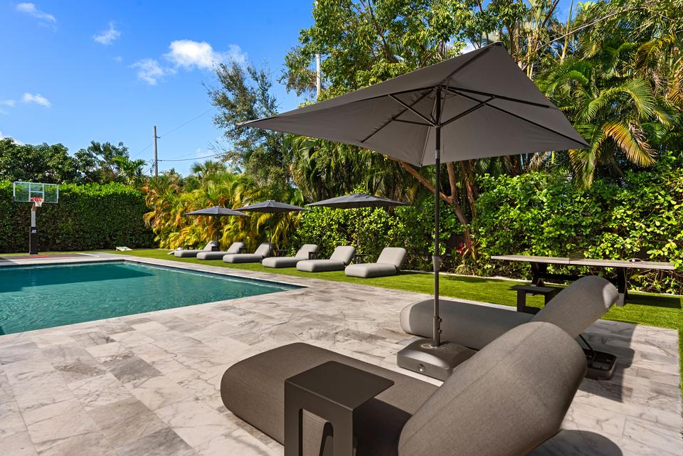 Sun loungers and parasols beside the pool, Villa Meimon, North Miami Beach