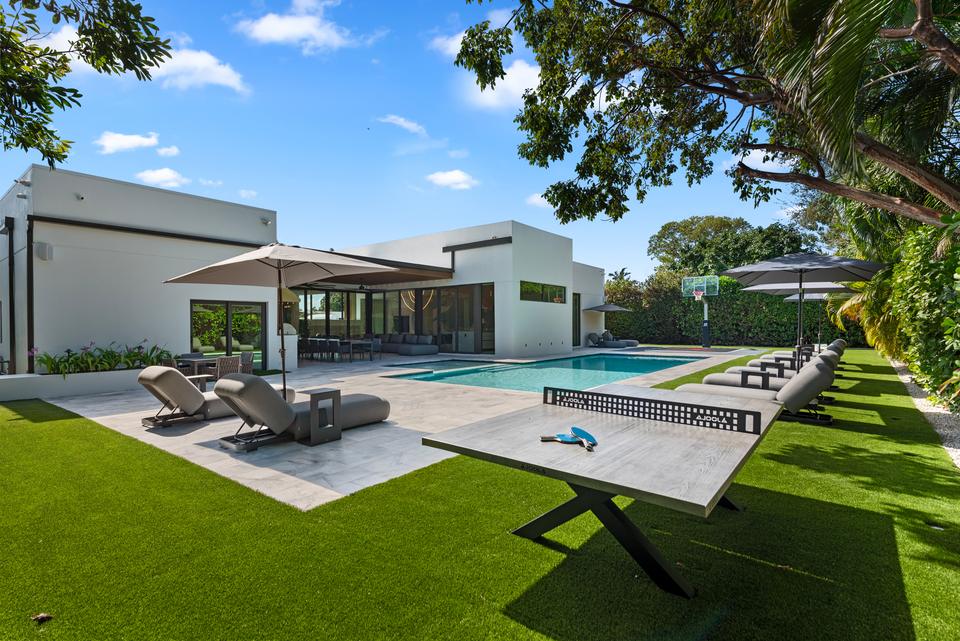 Ping pong table on the pool deck, Villa Meimon, North Miami Beach
