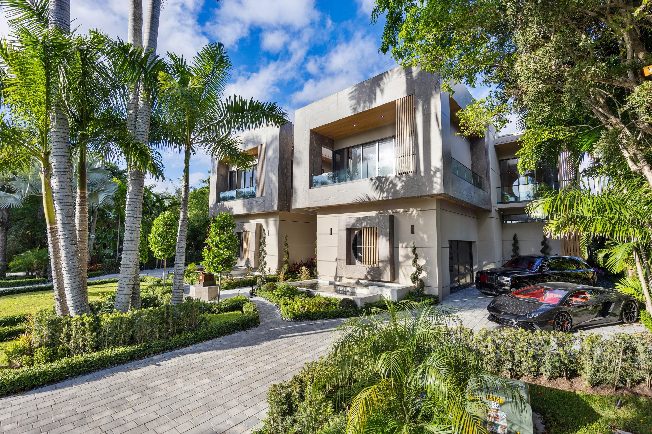 A prepared private setting, the standard Luxteria arranges for shopping appointments