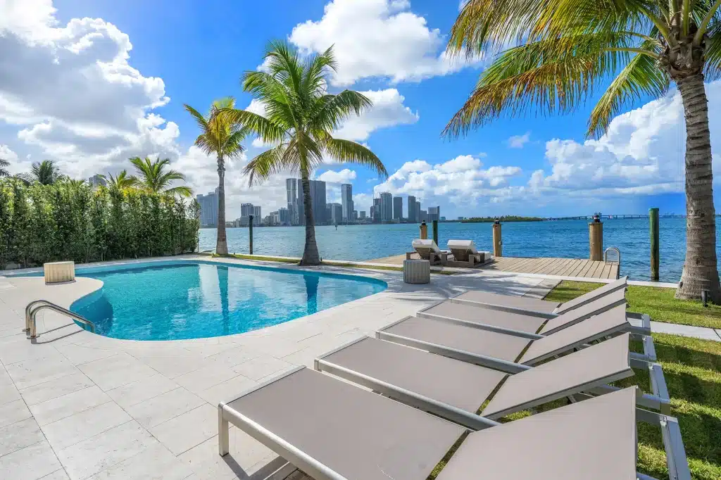 Pool and sun loungers facing Biscayne Bay and the Miami skyline, Villa Venetian, Venetian Islands, Miami Beach