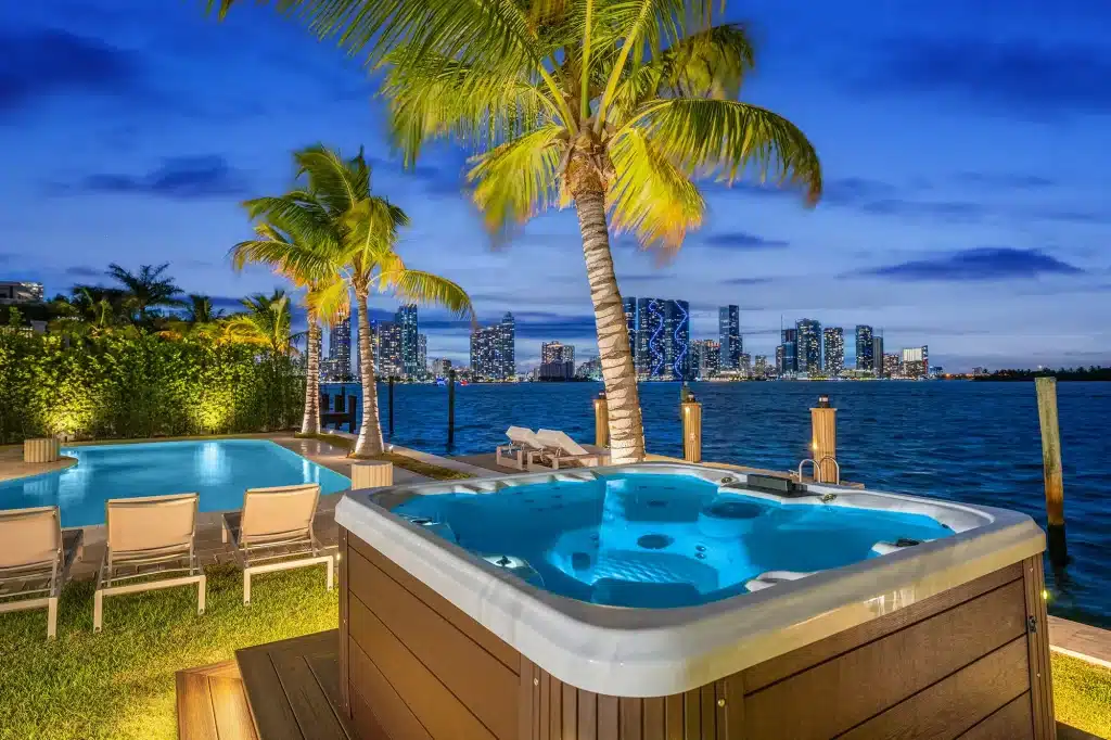Waterfront jacuzzi with the downtown skyline at dusk, Villa Venetian, Venetian Islands, Miami Beach